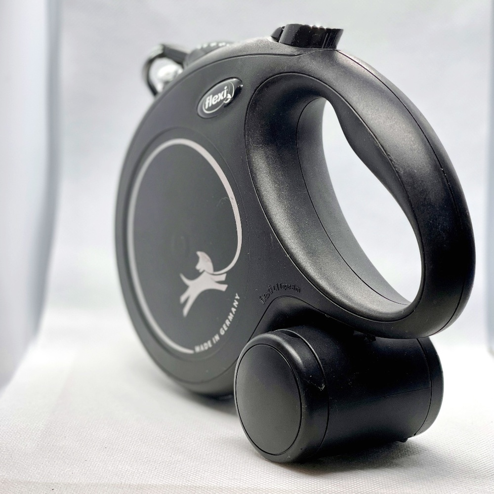 Flexi Design Retractable Dog Leash in Black, Large 26'/8mm tape